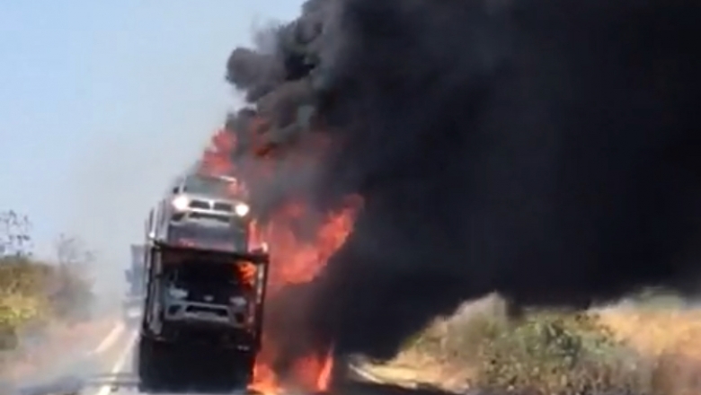 Caminhão-cegonha pega fogo na BR-405 entre Uiraúna e São João do Rio do Peixe; vários veículos ficaram destruídos