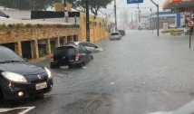 Chuvas deixam vias intransitáveis e semáforos apagados na Capital