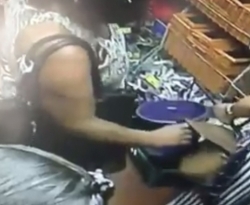 Câmera de segurança flagra mulher abrindo bolsa e furtando celular de uma cliente em loja de Cajazeiras