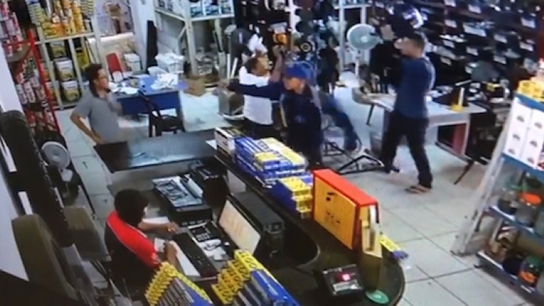 Câmeras registram assalto a loja de material de construção, em Cajazeiras