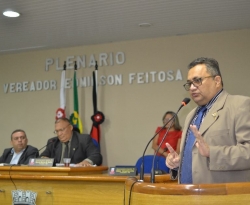 Relator lê parecer e acompanha decisão do TCE que reprovou as contas de Léo Abreu e Carlos Rafael