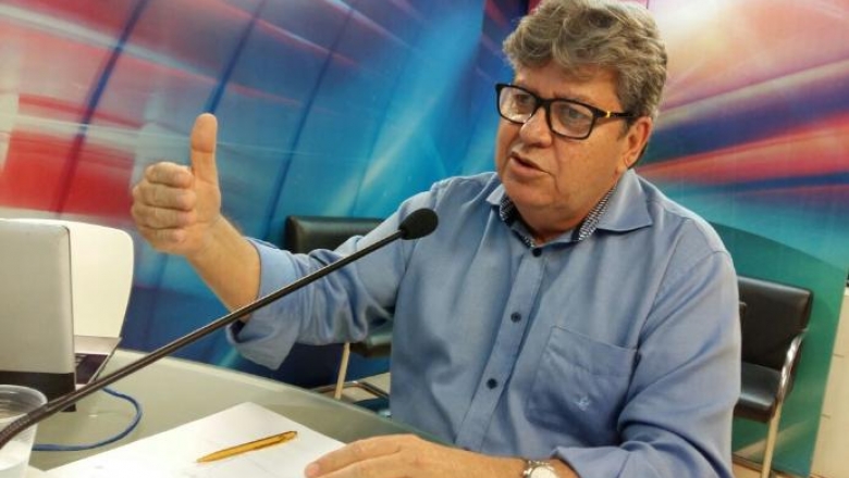 João Azevedo rebate denúncias sobre vínculos empregatícios e altos salários; ouça áudio