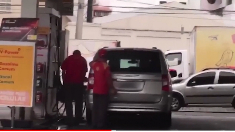 Vídeo de frentista roubando gasolina de cliente revolta internautas; confira
