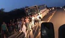 Ônibus escolar de Uiraúna quebra em rodovia federal e deixa alunos no meio da estrada