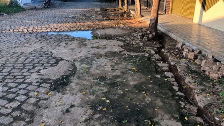 Moradores reclamam de buracos, lixo acumulado e esgoto a céu aberto em bairros de Cachoeira dos Índios