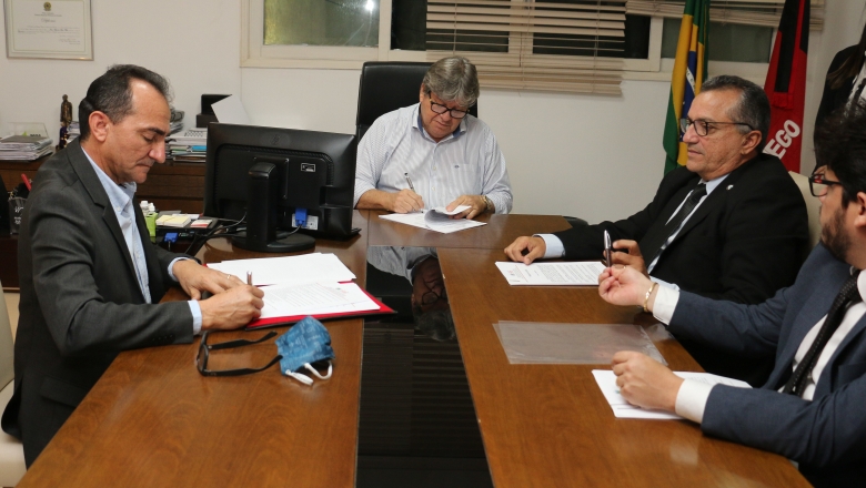 João Azevêdo assina termo de acordo para implantação de sistemas de monitoramento na Paraíba