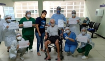 Idoso com 106 anos e outros cinco pacientes com Covid-19 recebem alta na PB