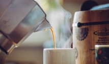 Consumir até 3 xícaras de café por dia reduz risco de hipertensão