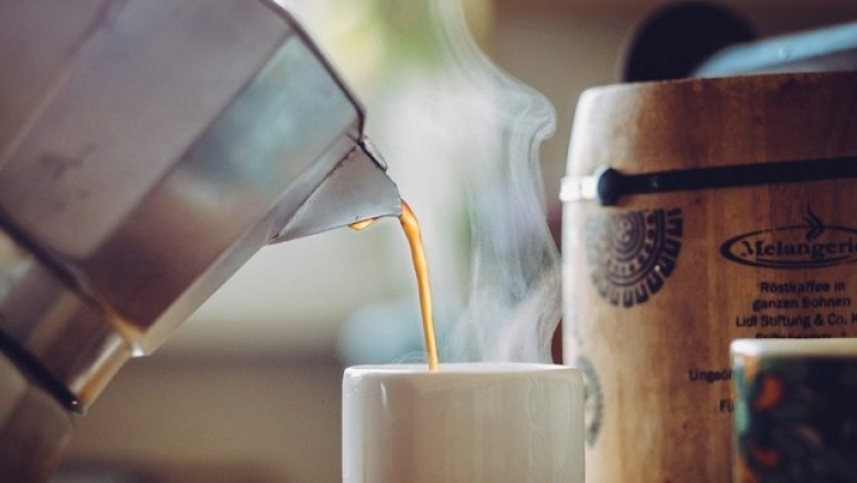 Consumir até 3 xícaras de café por dia reduz risco de hipertensão