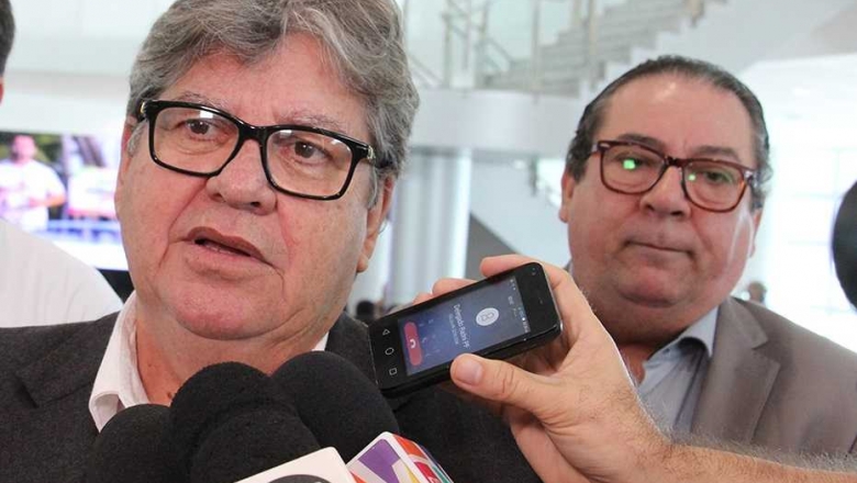 João nomeia irmão de deputado e designa Ronaldo Guerra para acumular Chefias de Governo e Gabinete