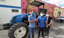 Prefeitura de Sousa adquire trator para agricultura e entrega veículo ao Conselho Tutelar