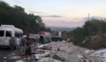 Caminhão tomba na Serra de Monte Horebe no Sertão da PB; motorista e carona ficam levemente feridos