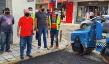 Prefeito inspeciona nova etapa de obras de asfaltamento de ruas e avenidas, em Cajazeiras