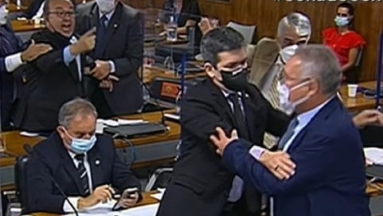 Renan Calheiros e Jorginho Mello batem boca e trocam xingamentos na CPI