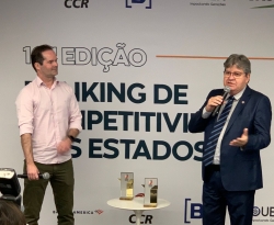 João Azevêdo recebe prêmio do CLP, em São Paulo, como destaque da Paraíba em Educação
