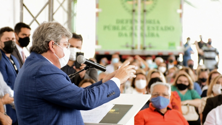 João Azevêdo sanciona lei que atualiza regência da Defensoria Pública e destaca importância da harmonia entre os Poderes