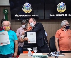 Em Sousa, prefeito Fábio Tyrone entrega escrituras de moradias e cheques do 'Programa Café Solidário'