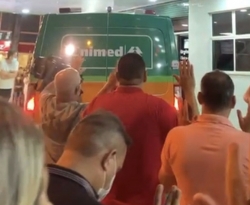 Cantora Paulinha Abelha, da Calcinha Preta, é transferida de hospital em Aracaju 