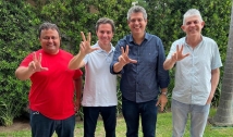 Lideranças do MDB e do PT se reúnem e fazem gesto com 'V' de Veneziano e 'L' de Lula