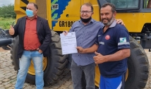 Bonito de Santa Fé recebe nova máquina motoniveladora; prefeito Ceninha agradece a Hugo Motta