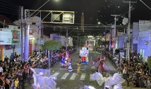 O povo na avenida: multidão prestigia desfile cívico do Dia da Cidade em Cajazeiras