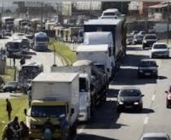 Caminhoneiros e taxistas recebem auxílio de R$ 1 mil 