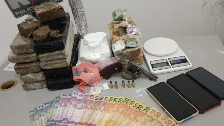 Polícia Militar prende dois suspeitos com 13 quilos de drogas e arma, em Patos 