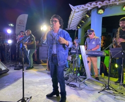 De volta à terra natal, cantor Bartô Galeno faz show marcante em Sousa