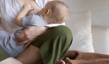 Considerada ‘primeira vacina’ do bebê, amamentação também traz benefícios às mães; confira