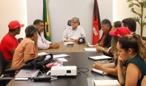 João Azevêdo destaca investimentos do governo na agricultura familiar em reunião com representantes do MST