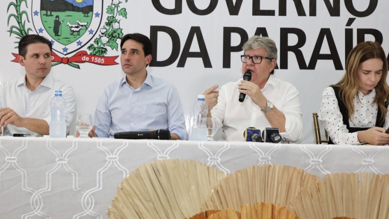João Azevêdo e ministro Silvio Costa assinam ordem de serviço para reforma e ampliação do Aeroporto Regional de Patos 