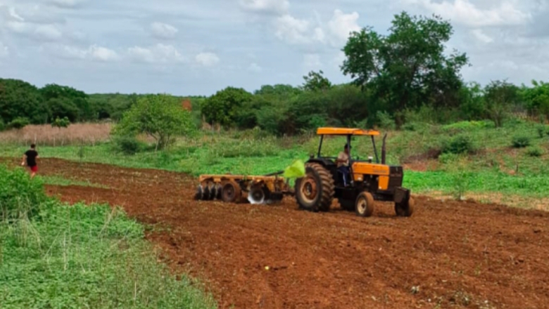 Prefeitura de Triunfo intensifica corte de terra gratuito nos sítios do município