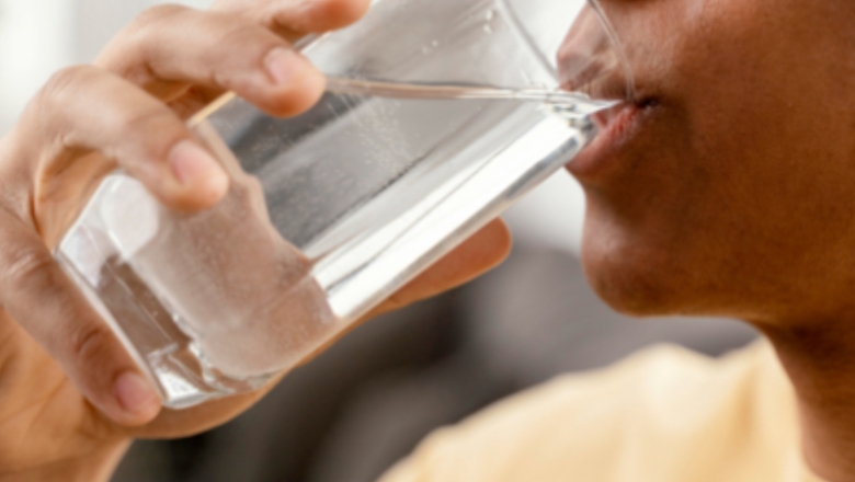 Pesquisa revela que brasileiro bebe menos água do que necessário; ingestão melhora funcionamento do organismo