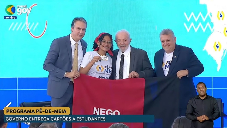 Aluna paraibana recebe cartão do Pé-de-Meia do presidente Lula durante cerimônia no Palácio do Planalto