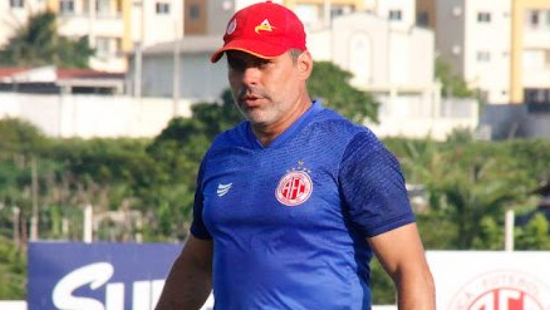 Sousa acerta com o técnico Leandro Sena, campeão da Série D 2022 pelo América-RN
