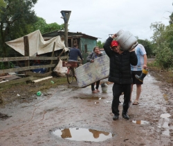 Governo anuncia PIX de R$ 5,1 mil por família que perdeu bens nas chuvas do RS