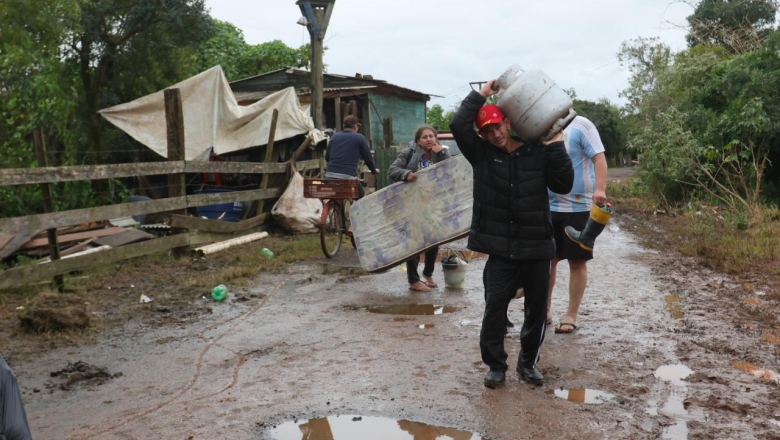 Governo anuncia PIX de R$ 5,1 mil por família que perdeu bens nas chuvas do RS