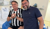 Bolsonaro reaparece com a camisa do Botafogo da PB ao retornar a hospital de Manaus, um dia após receber alta 