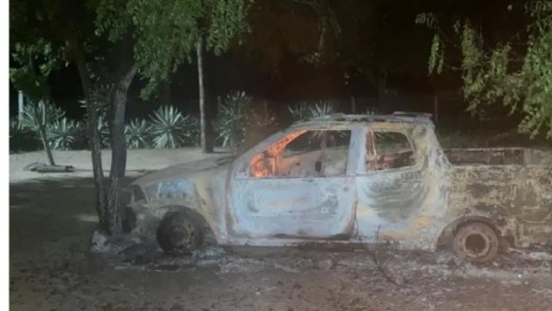Família tem carro incendiado após assalto na zona rural de Uiraúna