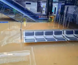 Aeroporto de Porto Alegre permanece fechado por tempo indeterminado; água chegou às escadas rolantes no interior do prédio