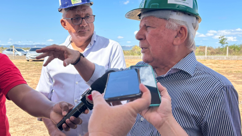Zé Aldemir e representantes da empresa CR Sólidos realizam visita técnica às obras da Usina de Resíduos