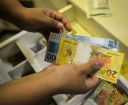 Estado paga primeira parcela do décimo terceiro salário nesta segunda-feira e injeta R$ 1 bilhão na economia em 14 dias