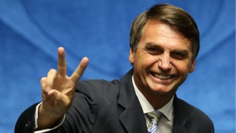 Bolsonaro defende armamento civil e diz que não consegue dormir sem uma ‘pistola’ ao lado, em passagem pelo São João de Patos