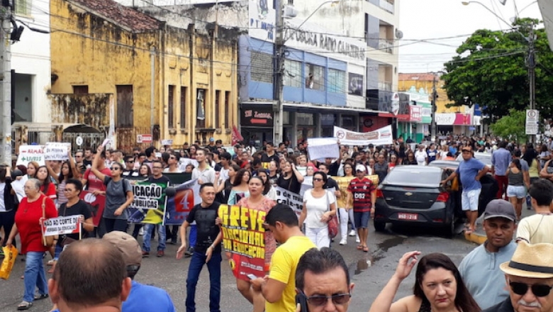 Cajazeiras tem ato contra cortes na educação com muitos manifestantes; veja vídeo