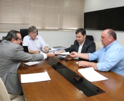 Deputado Júnior Araújo e seis prefeitos são recebidos pelo governador João Azevêdo