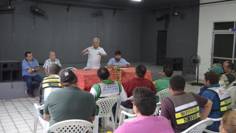 Prefeito de Cajazeiras se reúne com mototaxistas, descarta implantação de curso e novos impostos