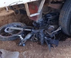 Agricultor morre ao colidir moto com caminhão em estrada vicinal no Sertão da PB