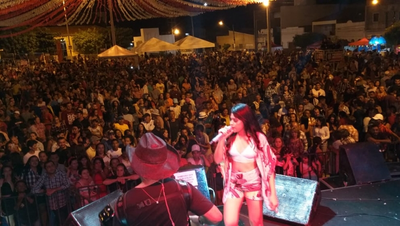 Eduarda Brasil emociona público na noite de São João em Cajazeiras
