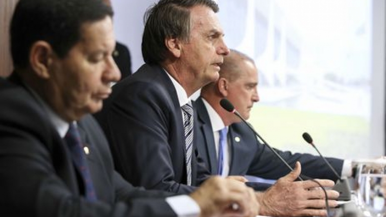 Bolsonaro propõe idade mínima de 62 anos para homem e 57 para mulher