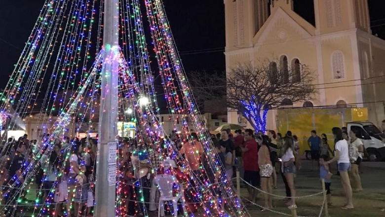 Prefeitura de Sousa embeleza cidade com decoração de Natal em vários pontos públicos 